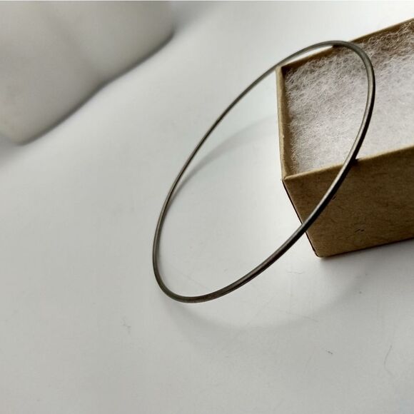 Thin slender bracelet bangle silver toned‎ - Picture 1 of 2
